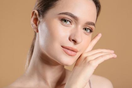 Rostro de una mujer con las cejas perfiladas