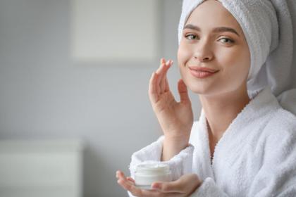 Mujer cuidando su piel después de una depilación facial