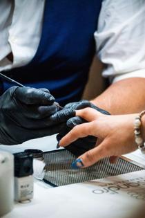 Especialista realizando una manicura profesional