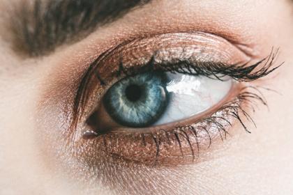 Primer plano de un ojo con las pestañas alargadas