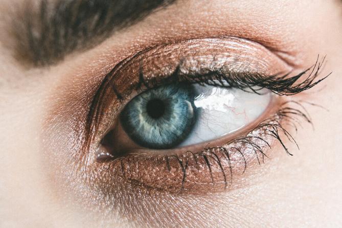Primer plano de un ojo con las pestañas alargadas