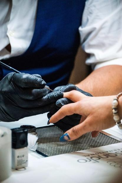 Especialista realizando una manicura profesional