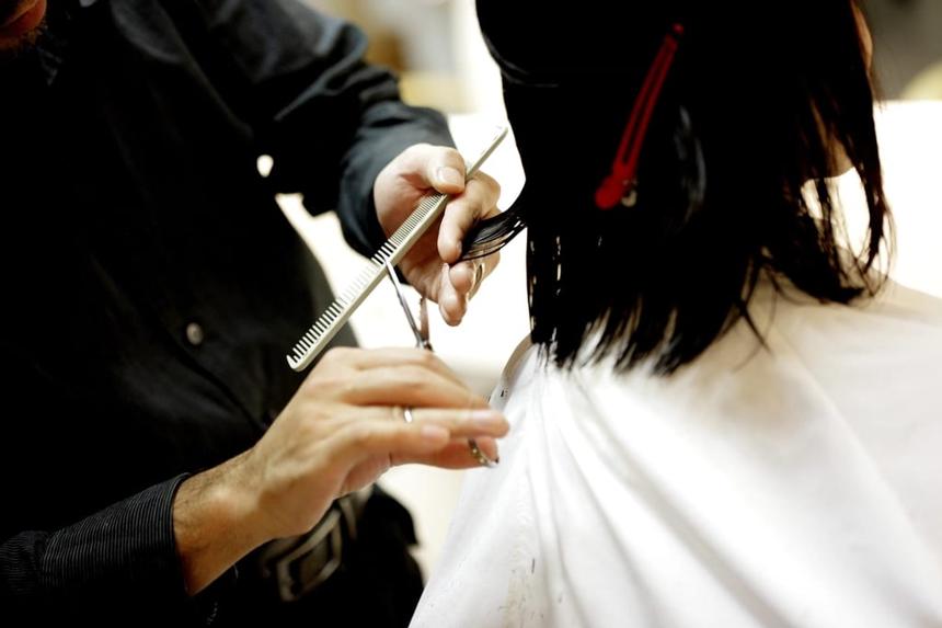 Estilista trabajando el cabello de una clienta en el salón