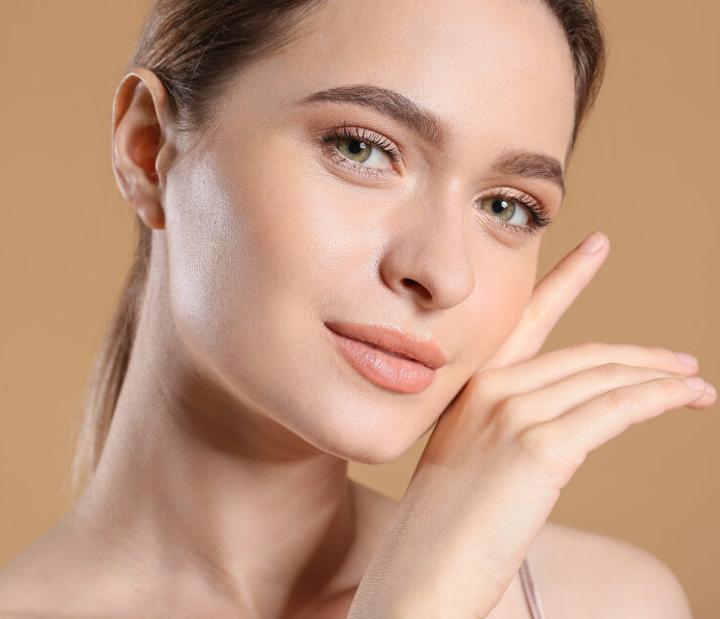 Rostro de una mujer con las cejas perfiladas