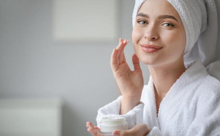 Mujer cuidando su piel después de una depilación facial