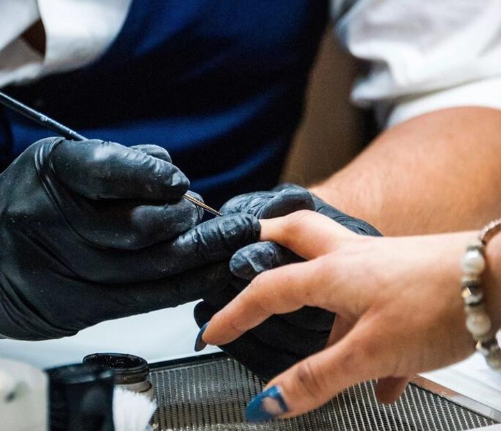 Especialista realizando una manicura profesional