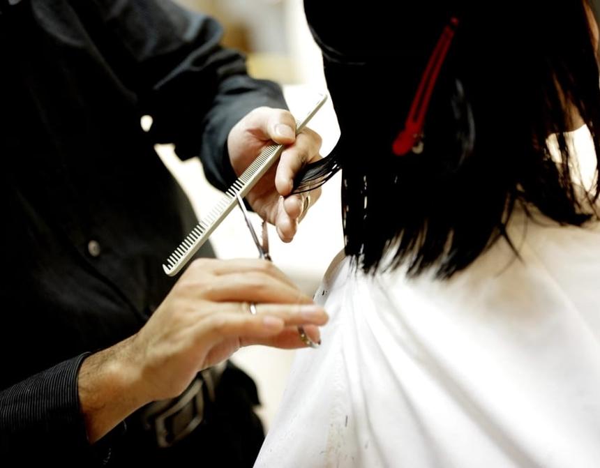 Estilista trabajando el cabello de una clienta en el salón