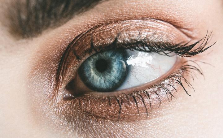 Primer plano de un ojo con las pestañas alargadas